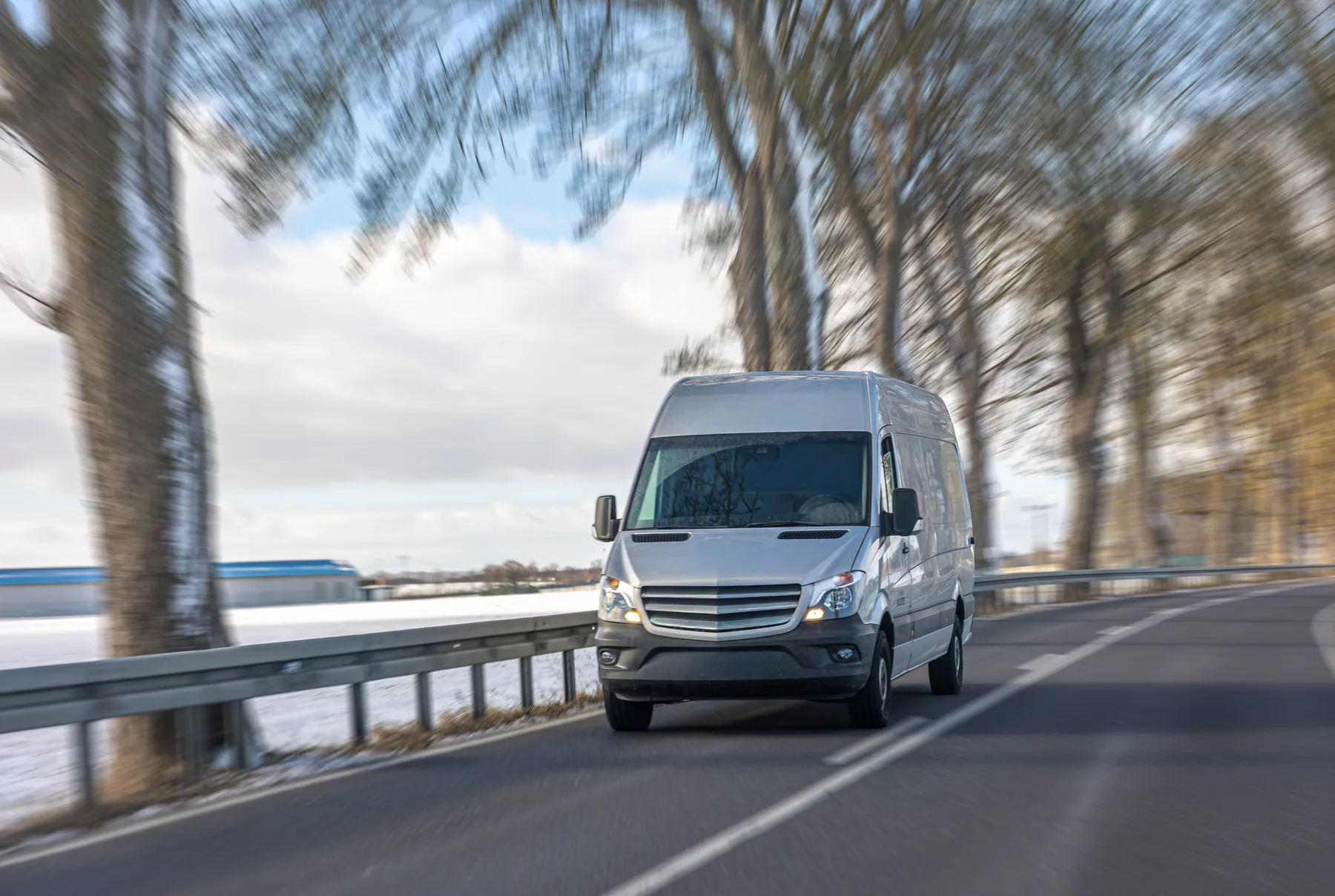SBV Transport Sprinter auf einer Landstraße